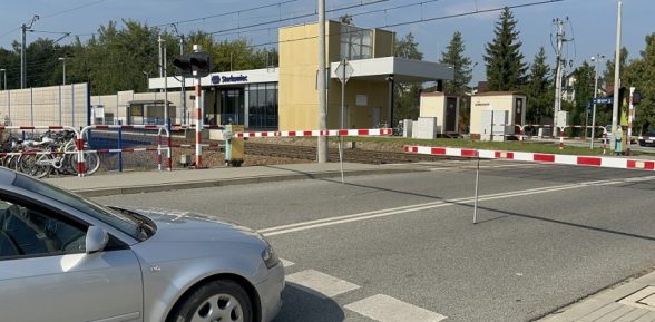 W Sterkowcu bez zmian. Kierowcy wciąż dają się uwięzić między rogatkami na przejeździe kolejowym