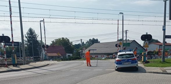 76-latek utknął na przejeździe kolejowym w Sterkowcu. Skończyło się na wyłamanych rogatkach